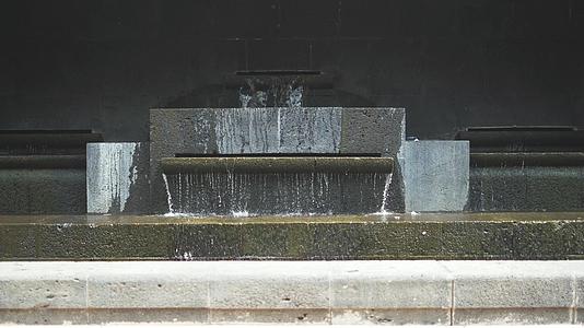 石碑旁边的泉喷石器视频的预览图