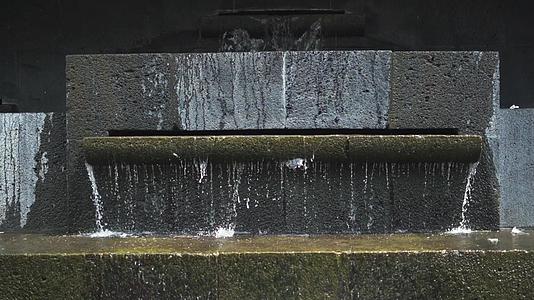 石泉喷射器位于石碑旁边视频的预览图