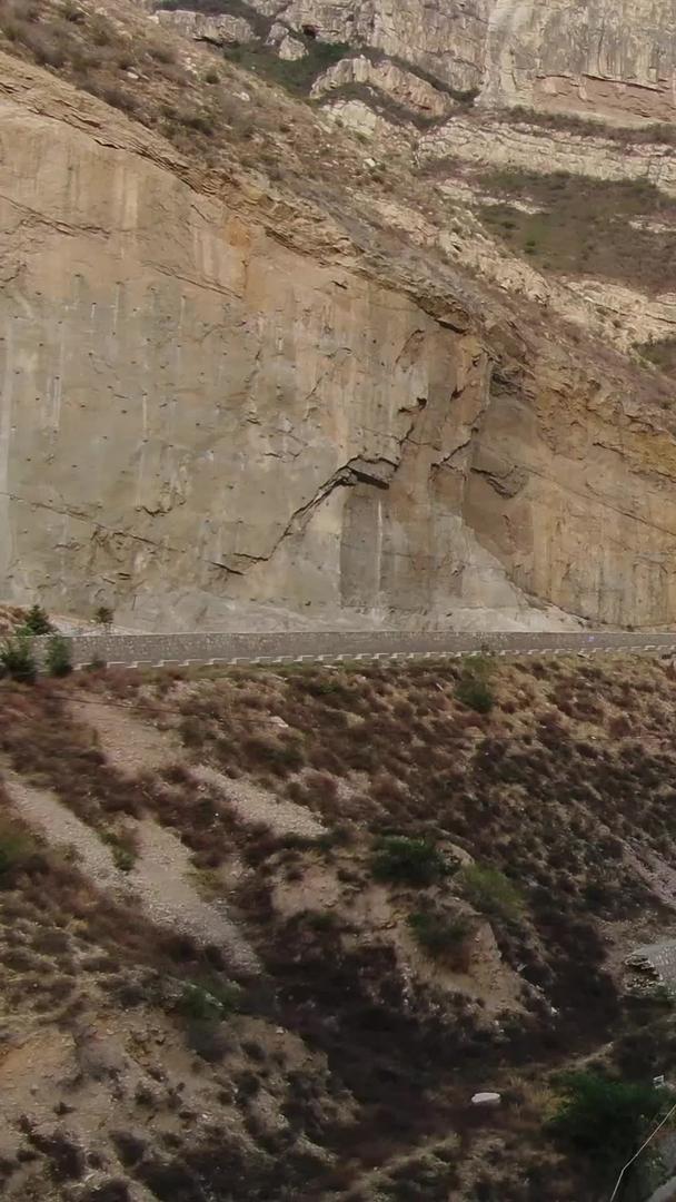 在峡谷中穿梭航拍的公路视频的预览图