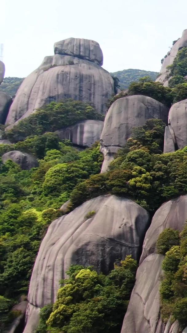 航拍5A景区福建太姥山一片瓦景区纯铜悬空寺视频视频的预览图