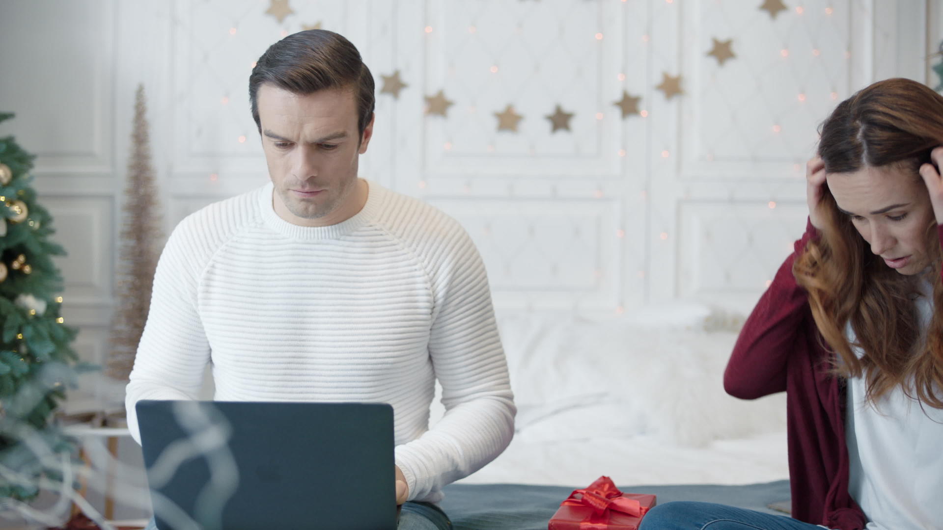 圣诞周末在现代住宅中相互冲突的恋人视频的预览图