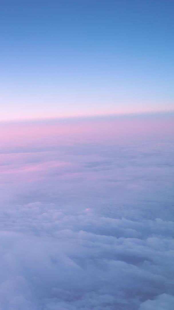 旅途中飞机内视角晚霞云彩视频的预览图