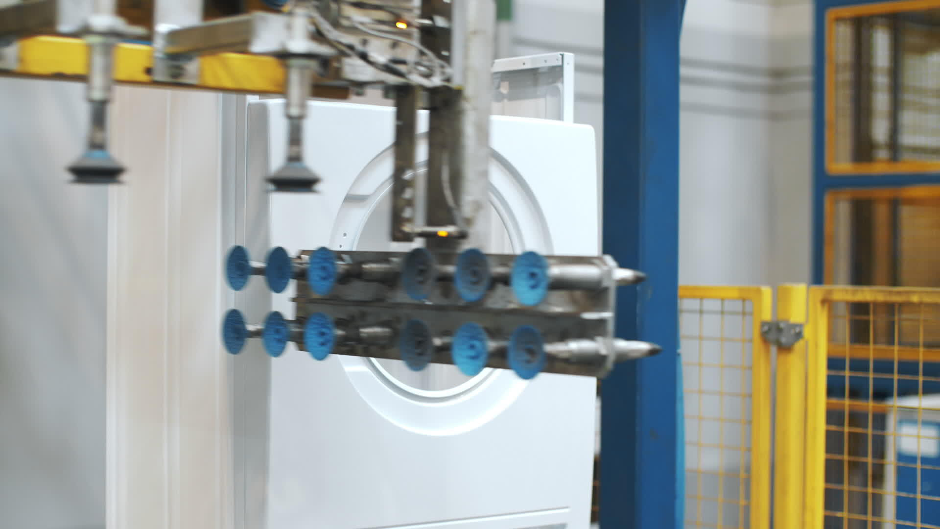 在工业工厂的机器人设备上组装洗衣机视频的预览图