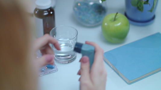 桌上的哮喘吸入器视频的预览图