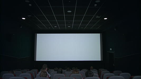 电影厅的观众正在看白屏期待电影放映视频的预览图