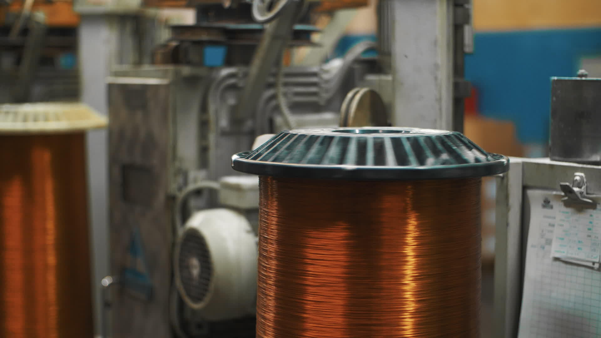 自动设备在工厂的线圈上滚动铜电缆视频的预览图