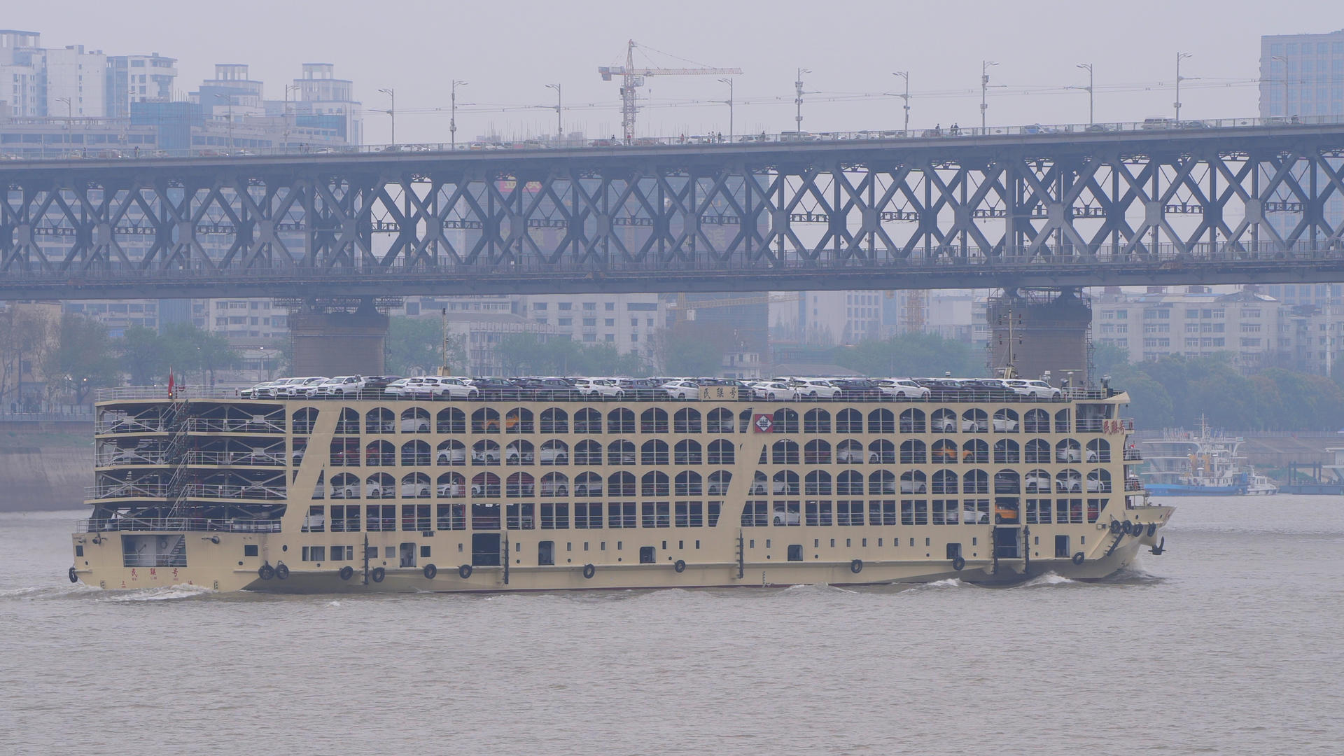 长江上航行中的大型货轮物流运输航运4k素材视频的预览图