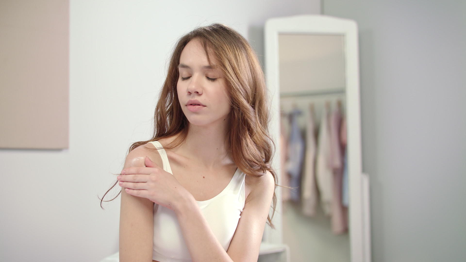 美丽的女孩在药膏放在疾病的肩膀上视频的预览图