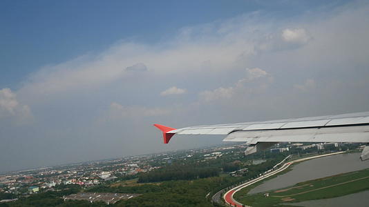 降落在跑道上的空中拍摄飞机视频的预览图