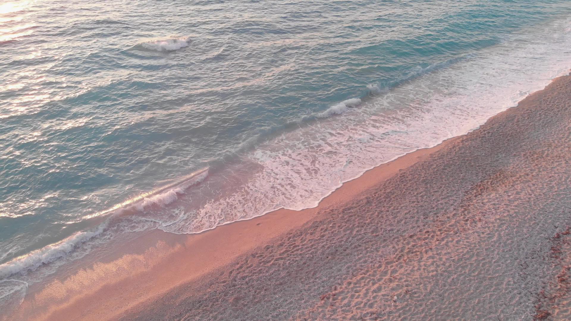 夏日日落时沙滩和海洋的美丽空中风景视频的预览图