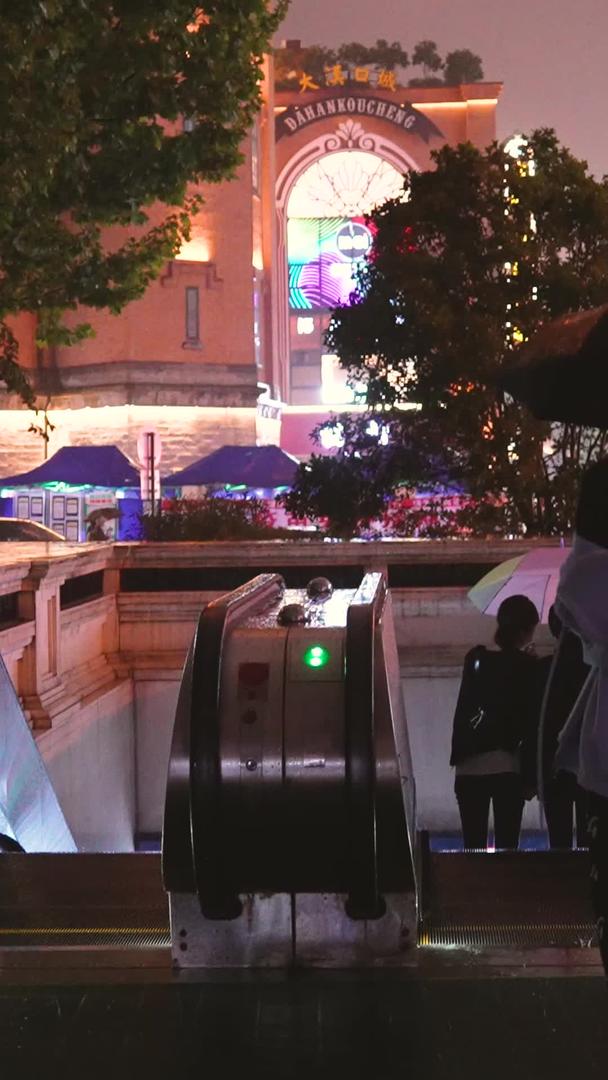 城市雨夜街景赶地铁交通回家的人群素材视频的预览图