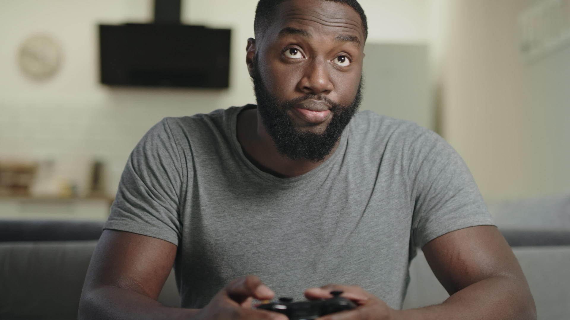 黑人在家玩游戏视频的预览图