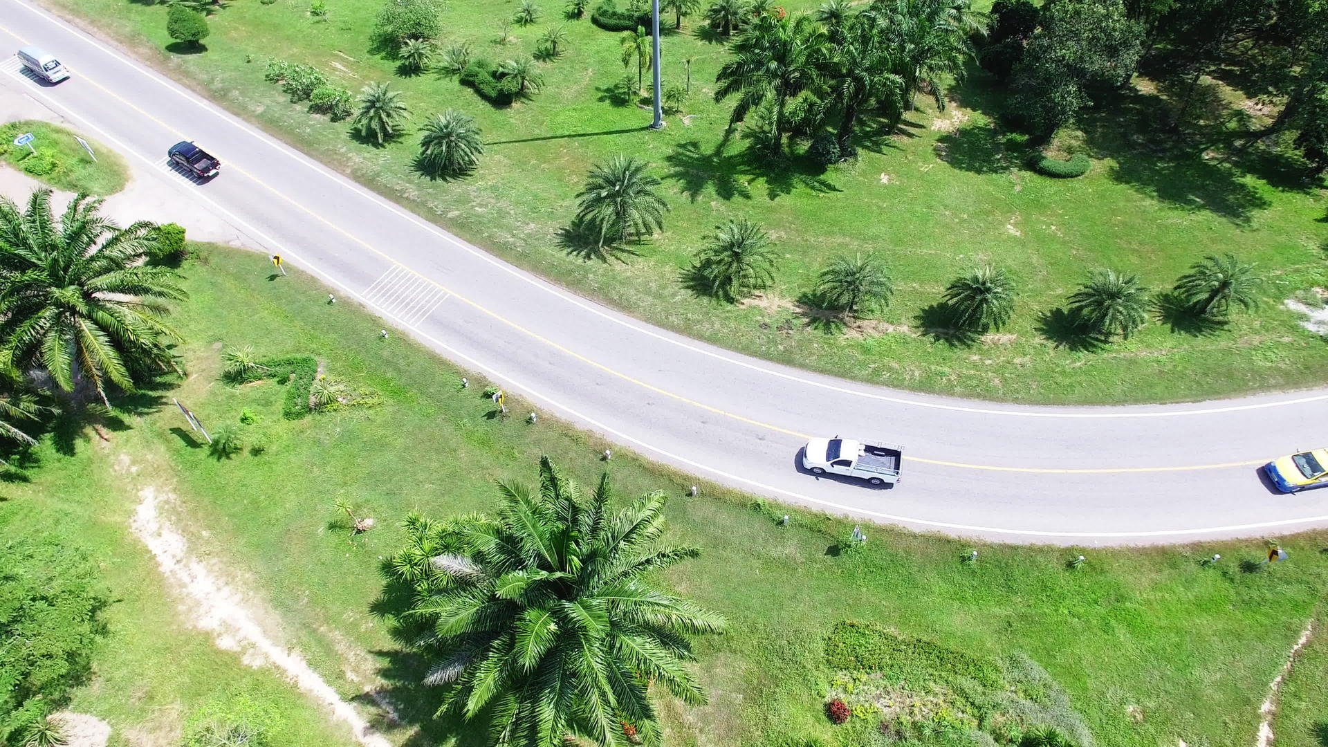 汽车穿过一条弯弯曲曲的道路山上有绿林视频的预览图