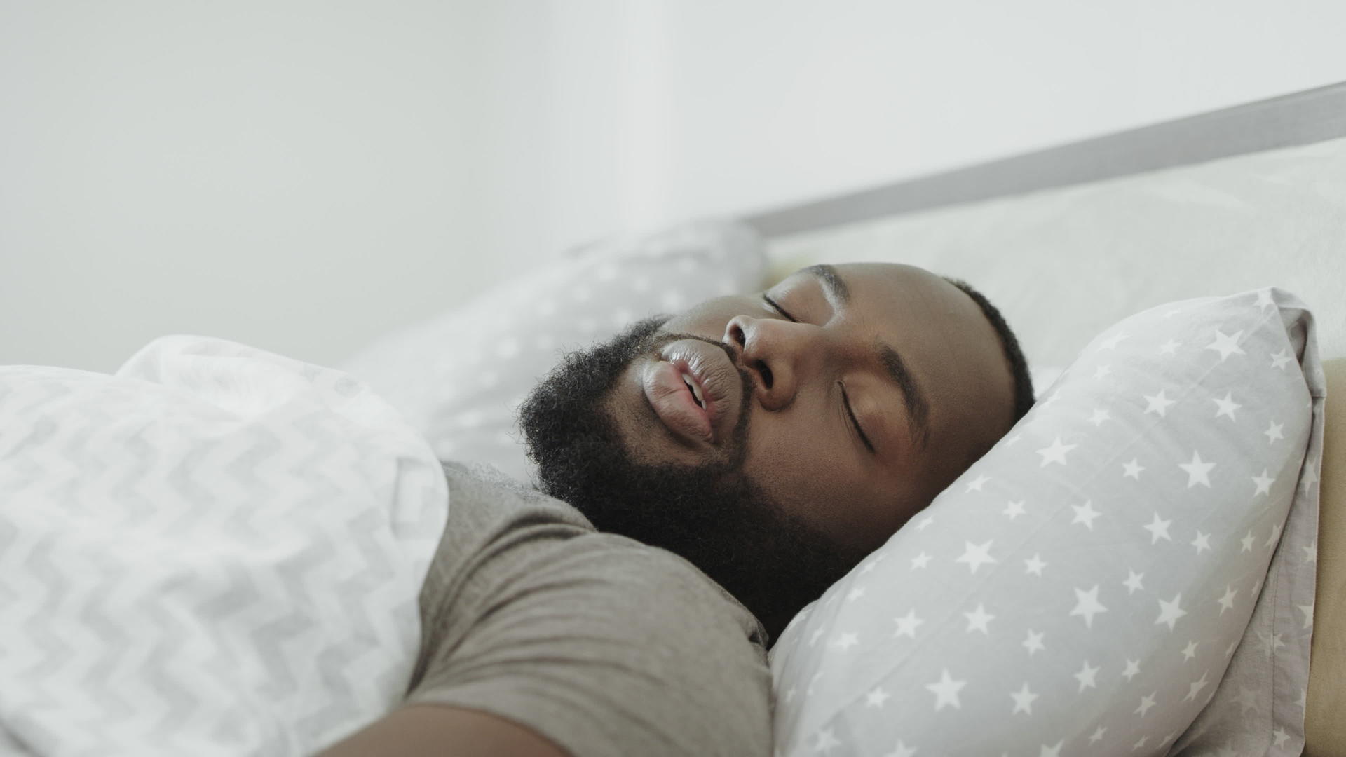 黑人早上睡在床上视频的预览图
