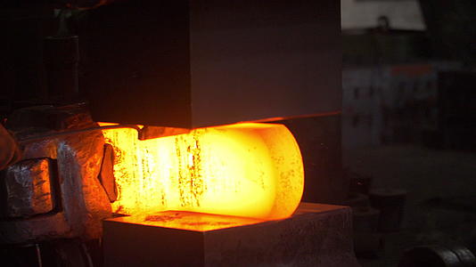 铁匠用自动锤和工厂刀切割热金属视频的预览图