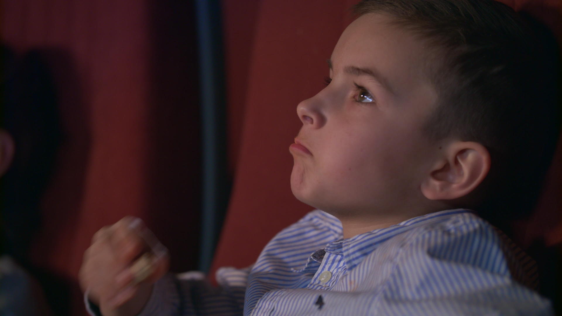 男孩在电影院吃爆米花视频的预览图