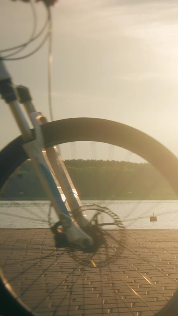 夕阳下海边逆光骑自行车的人视频的预览图
