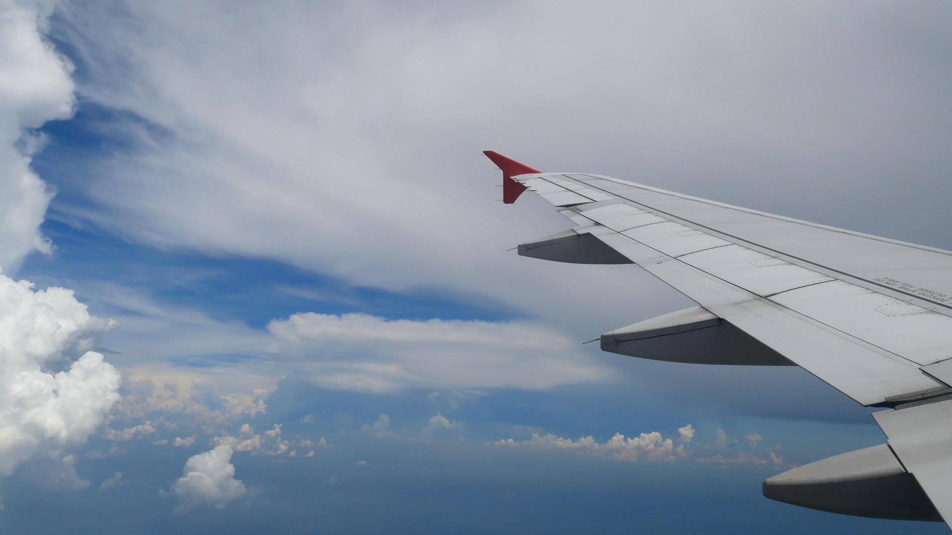 机翼飞机飞越白云和蓝天视频的预览图