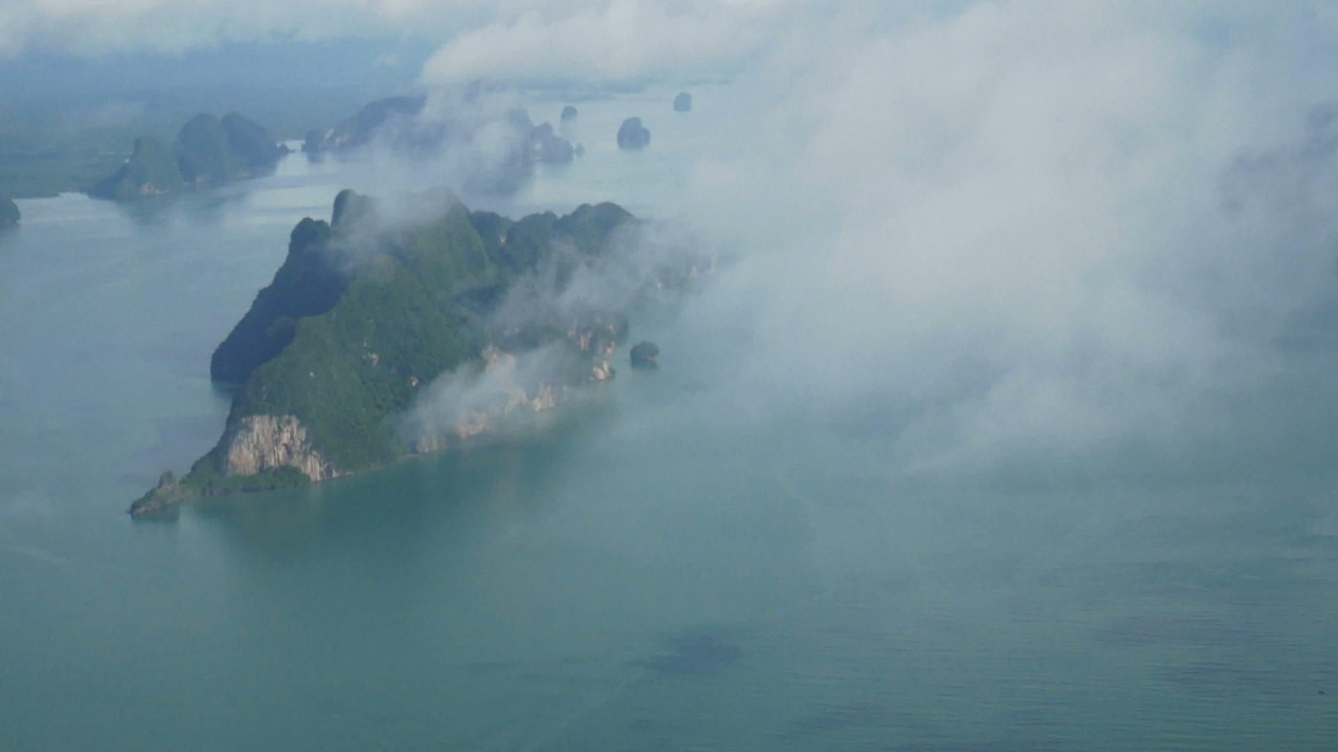 4k美丽的自然景观是空中最高的视线视频泰国普吉特岛周围有许多小岛视频的预览图