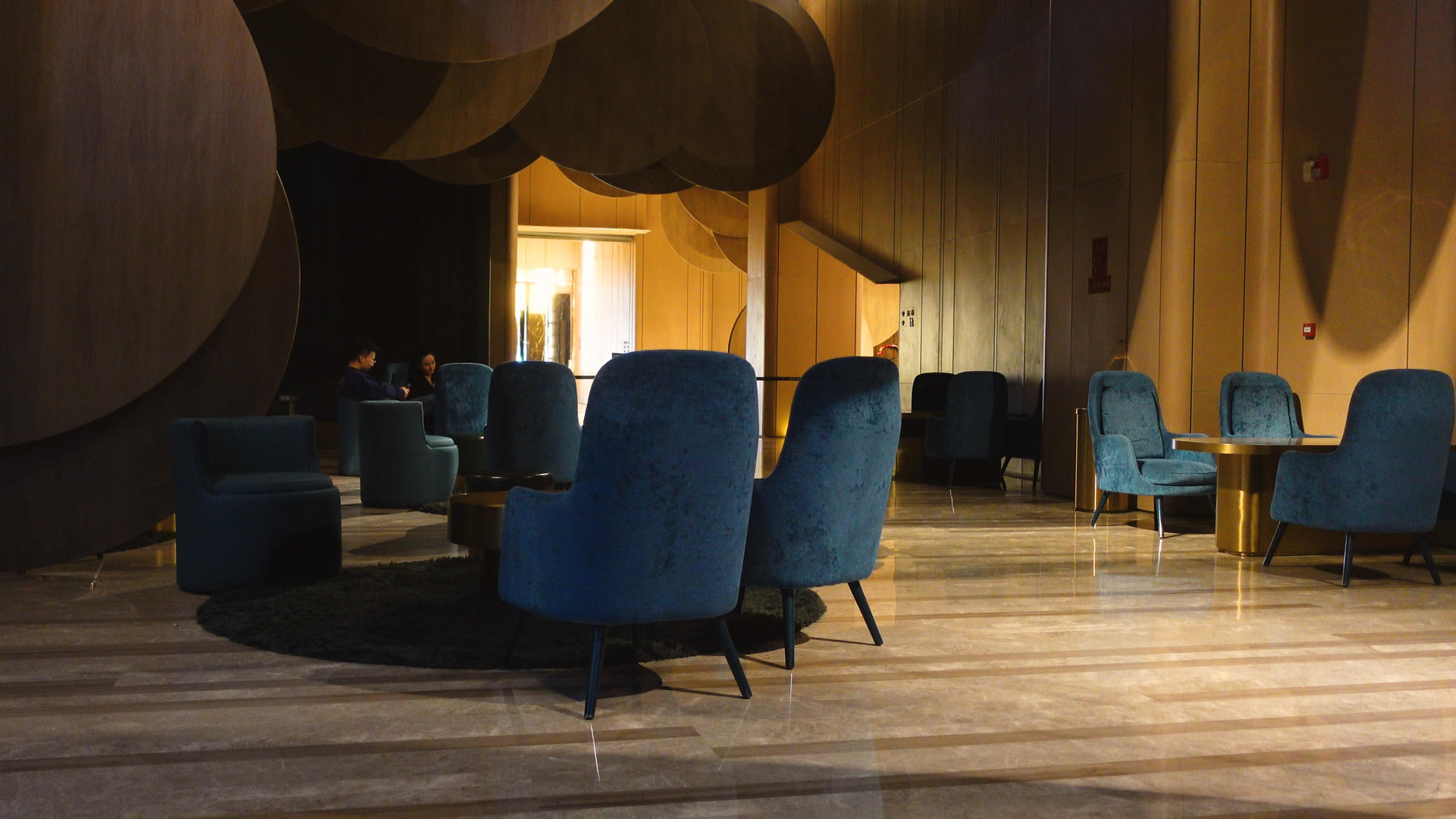 城市电影院候场休息厅室内装饰4k素材视频的预览图