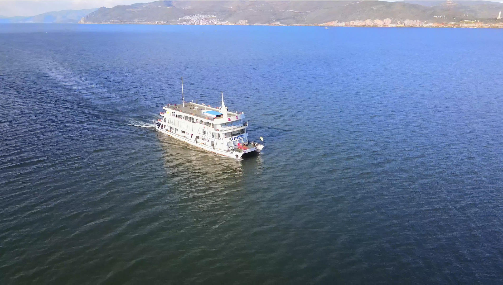 4k航拍洱海上的游船视频的预览图