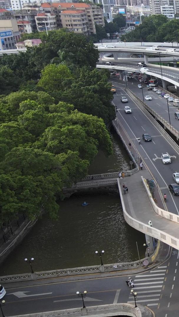 广州荔湾区人民桥城市高清航拍交通车流视频的预览图
