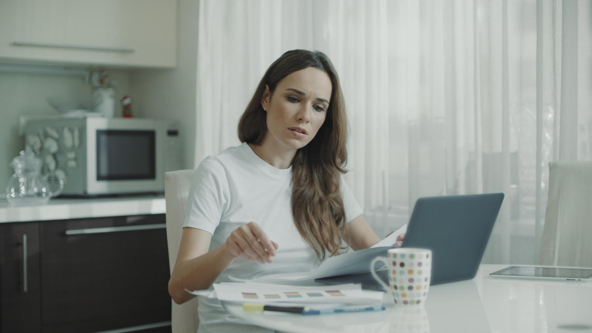 商业女性分析家庭工作场所财务数据图表视频的预览图