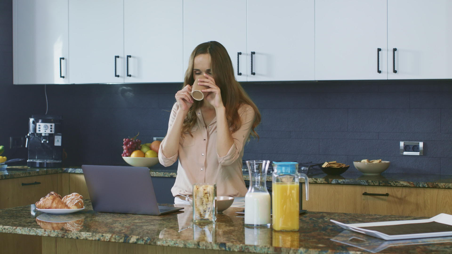 女商人在豪华厨房喝咖啡视频的预览图