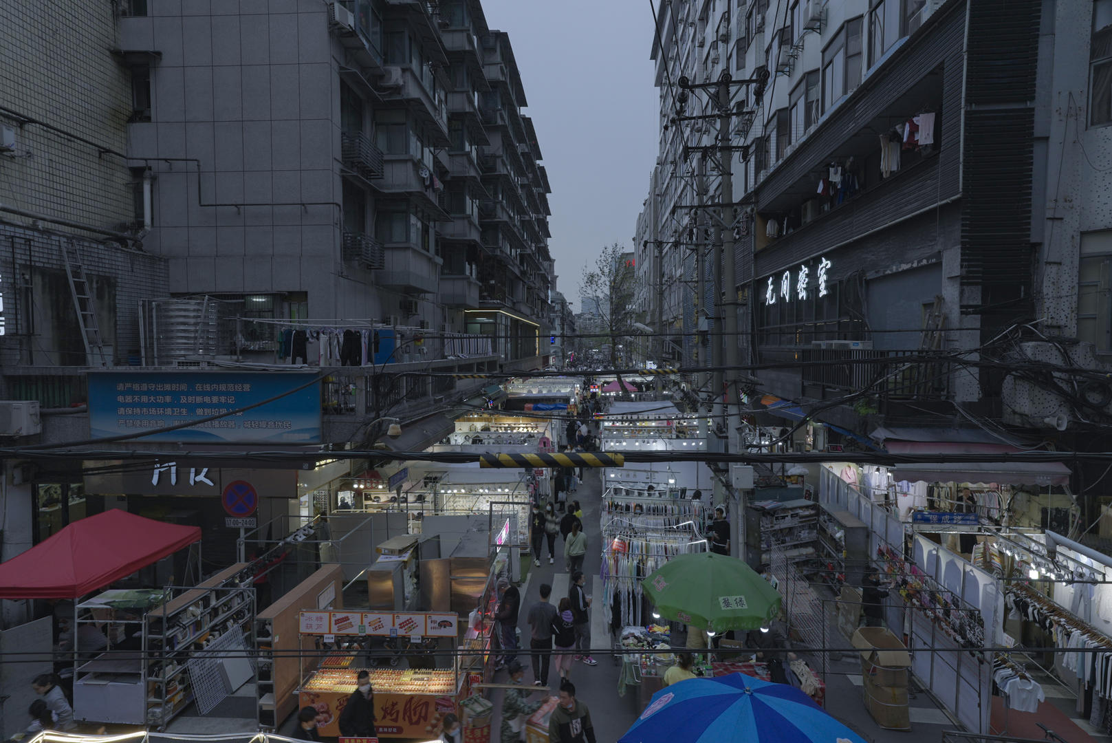 移动延时摄影城市夜晚购物逛街夜市街景人流4k素材视频的预览图