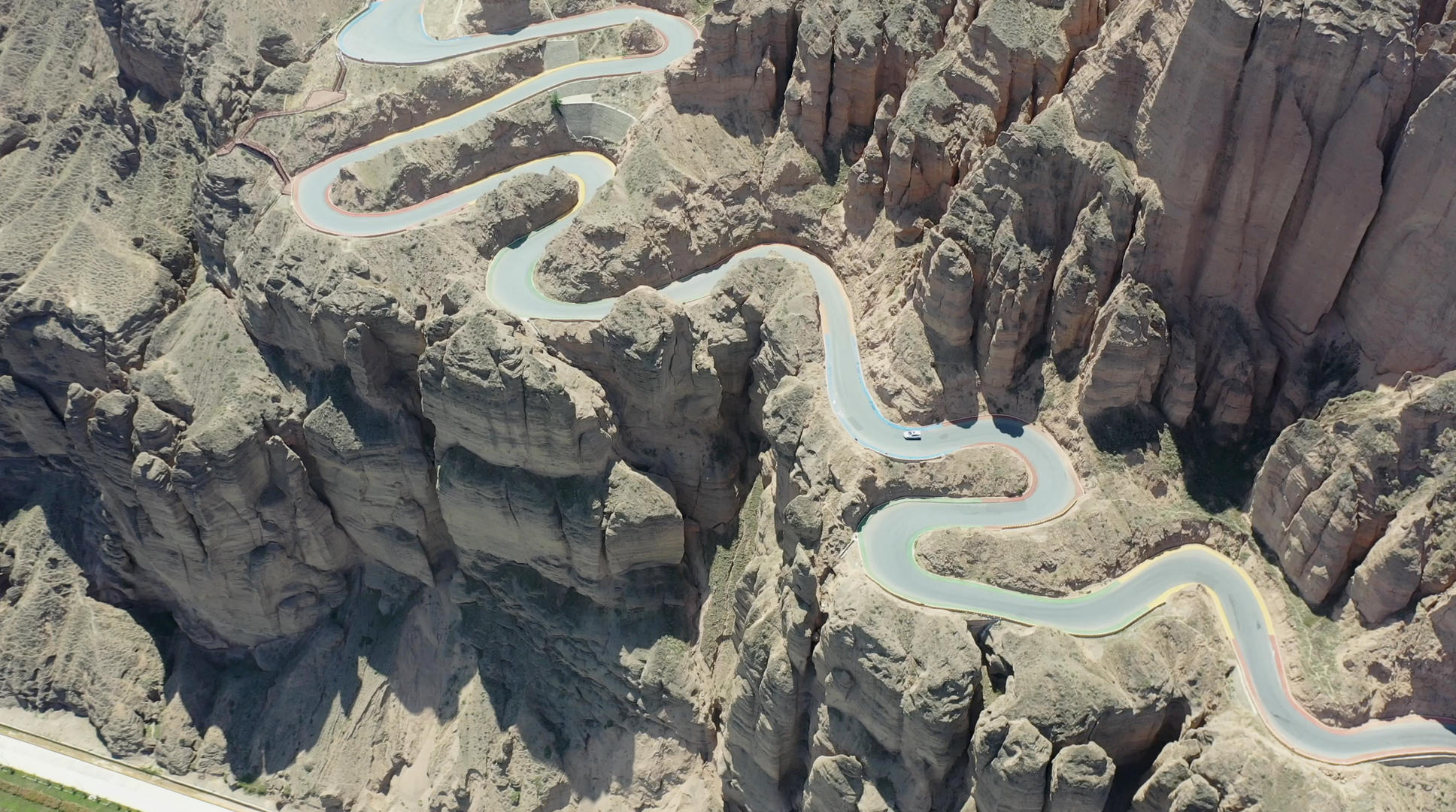 甘肃黄河边惊险的盘山公路航拍4K视频视频的预览图