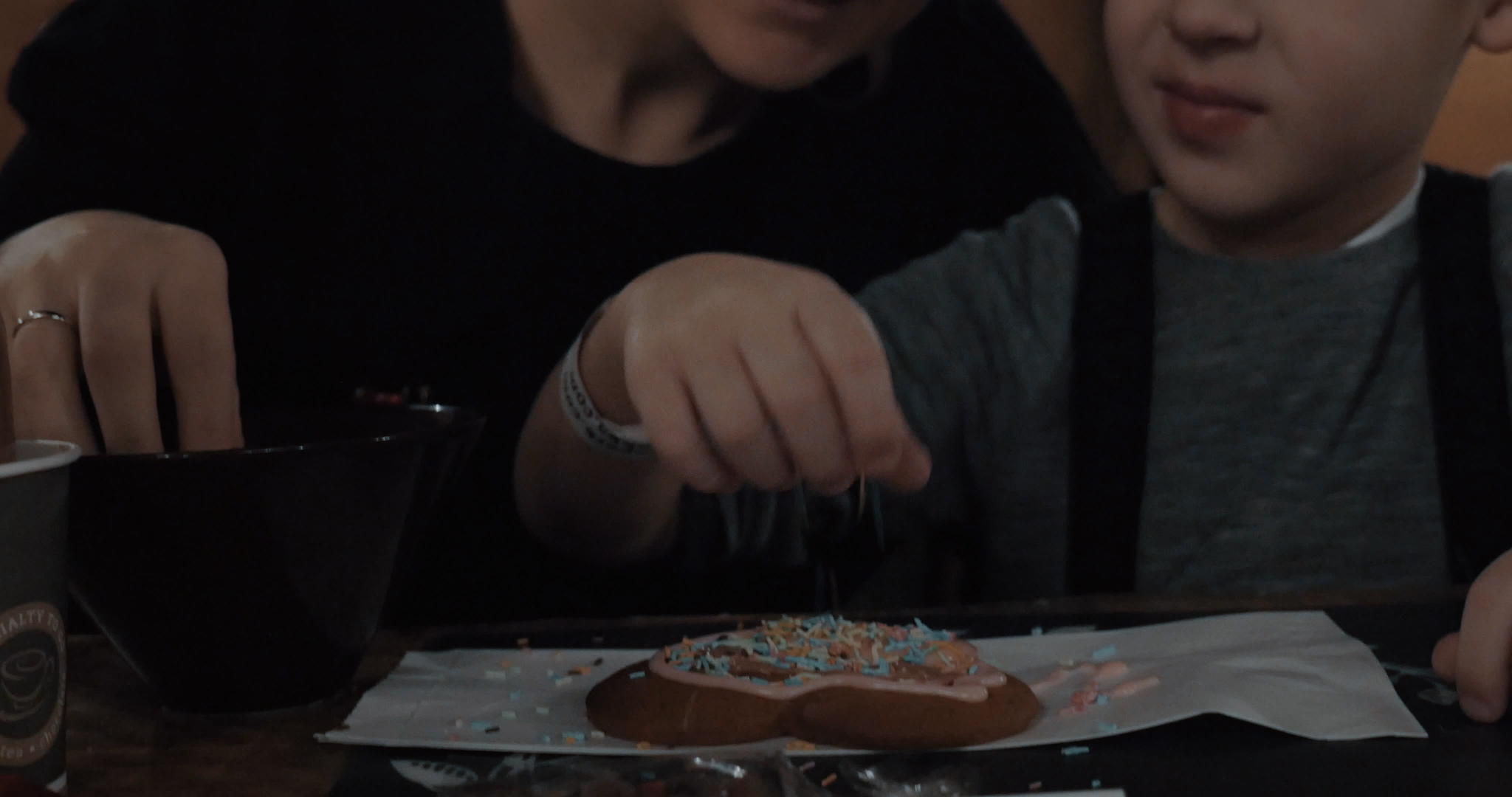 用糖霜装饰饼干视频的预览图