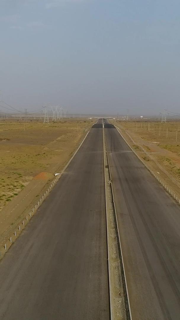 新疆戈壁滩公路航拍视频的预览图