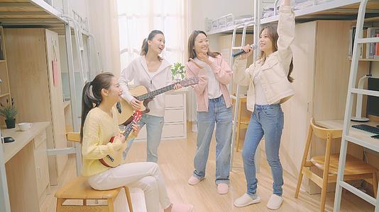 4K女大学生在寝室唱歌视频的预览图