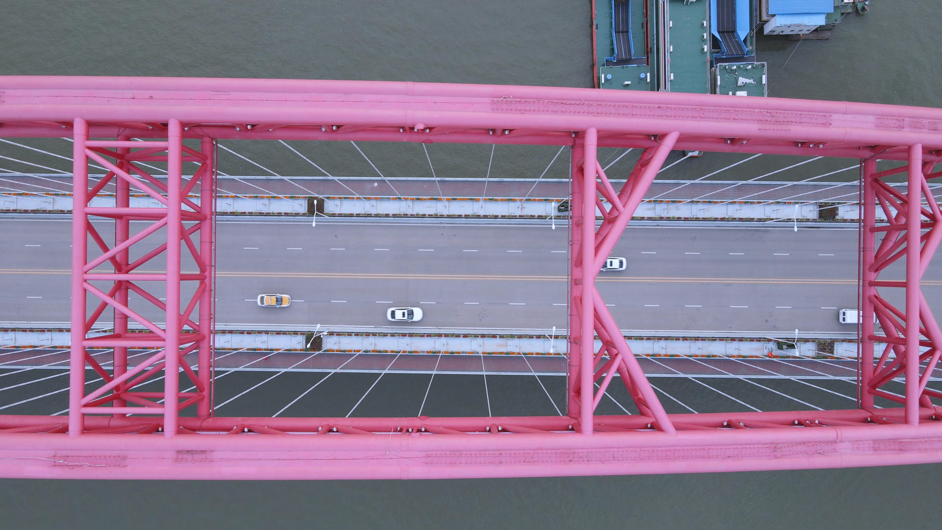 航拍俯拍城市交通道路桥梁车流4k素材视频的预览图