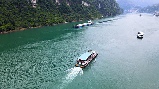 长江三峡西陵峡4A景区游船航拍4k视频的预览图