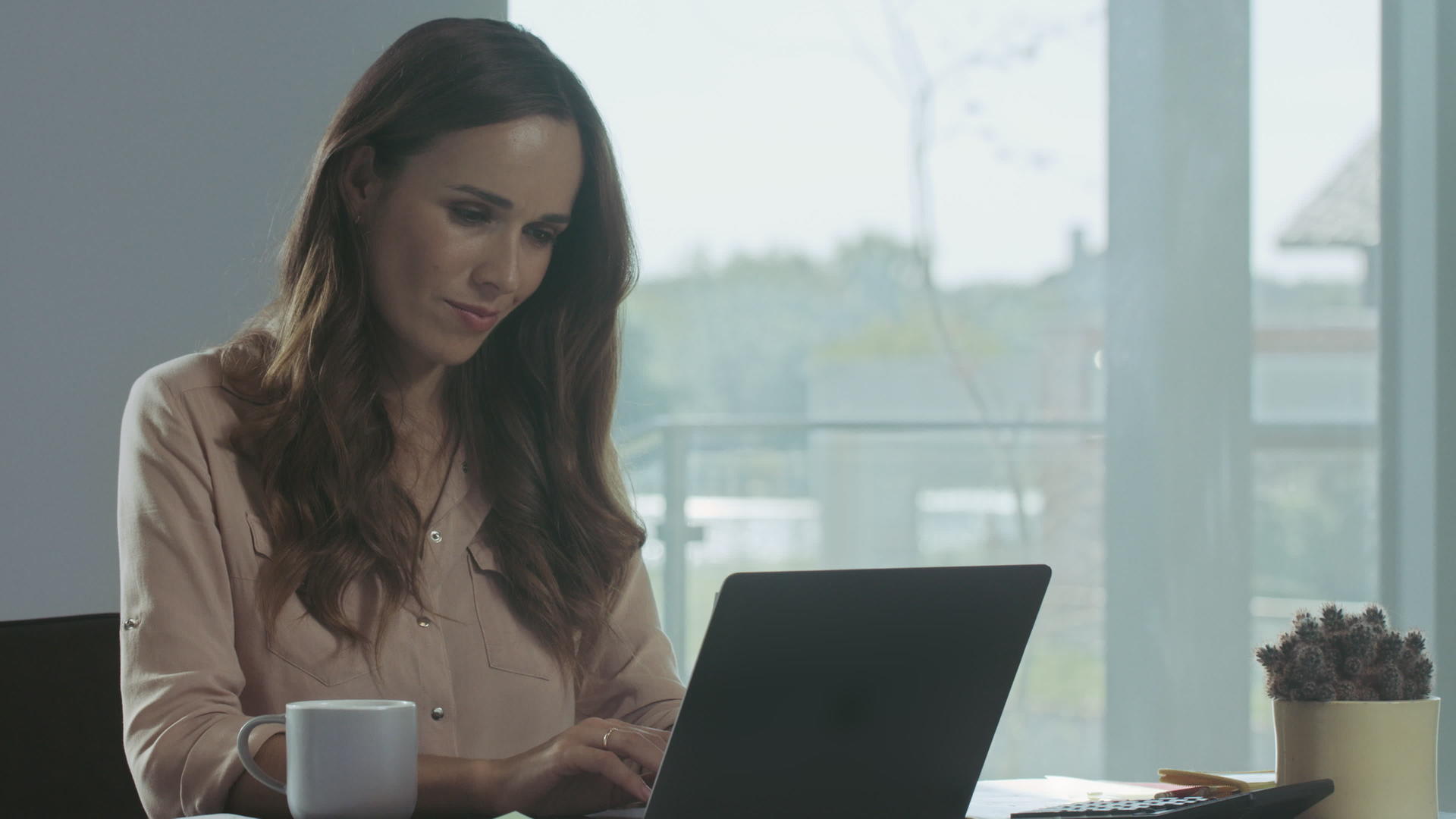 商业女性在笔记本电脑上工作视频的预览图