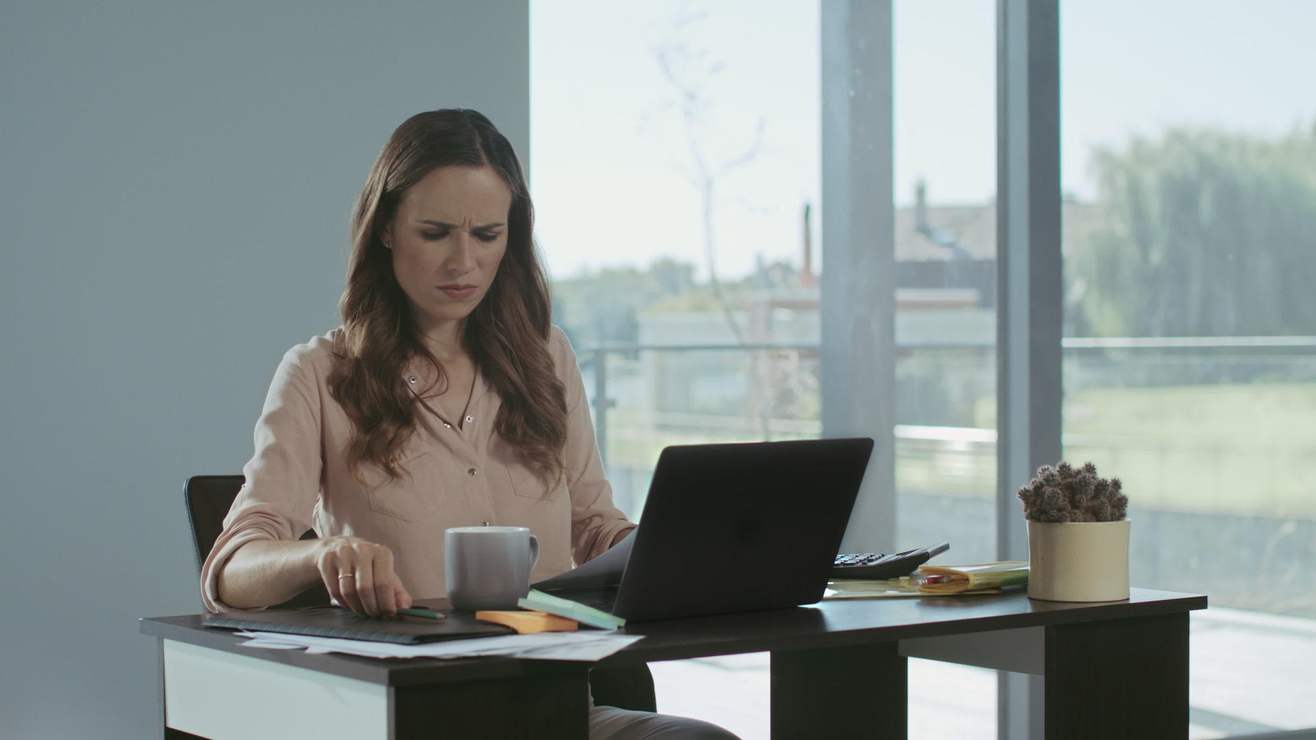 商业女性从事膝上型计算机工作视频的预览图