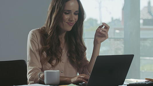 商业女性从事膝上型计算机工作视频的预览图