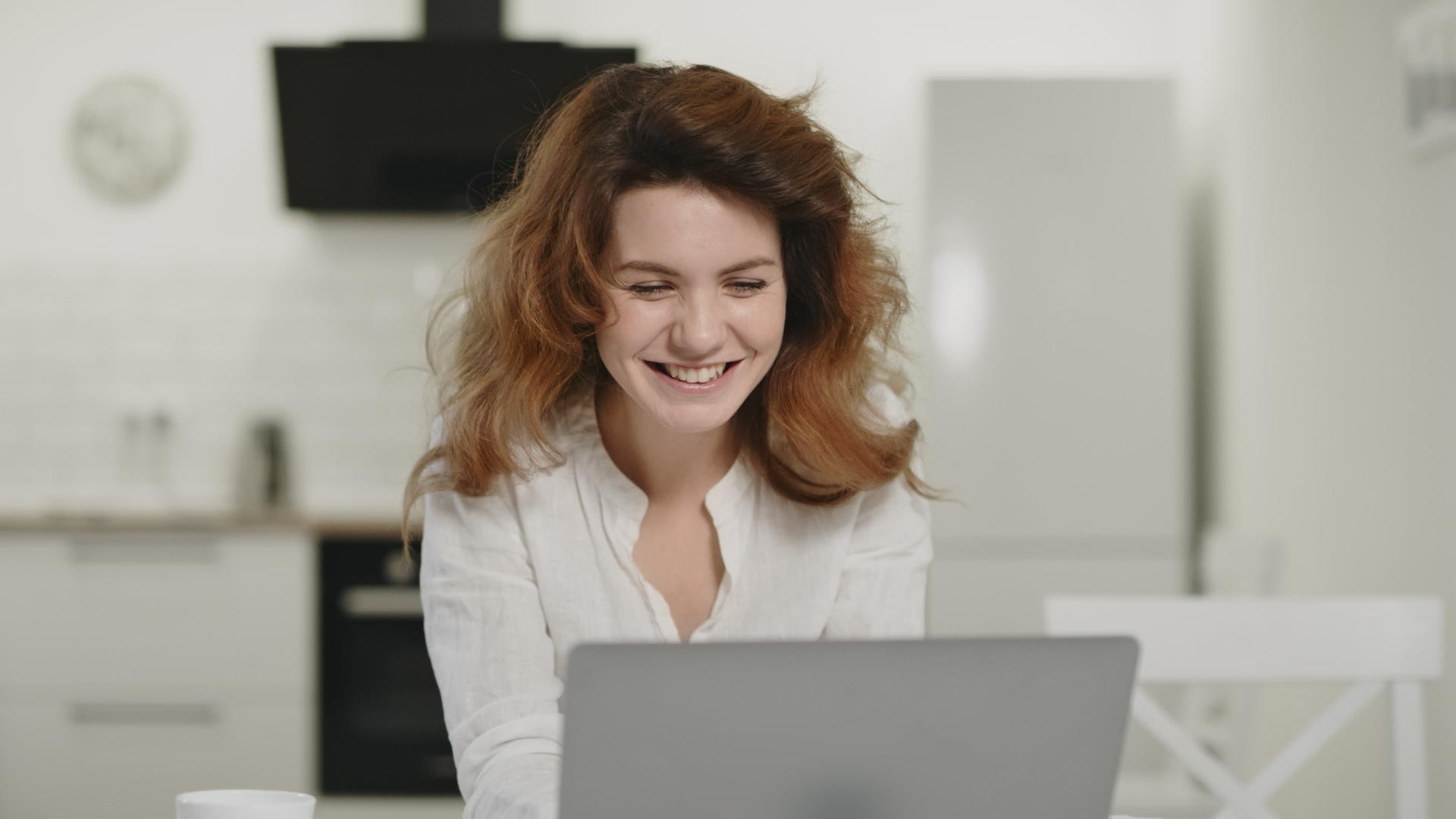 在家从事计算机工作的商业妇女视频的预览图