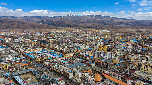 甘孜藏族自治州城区4k航拍视频视频的预览图