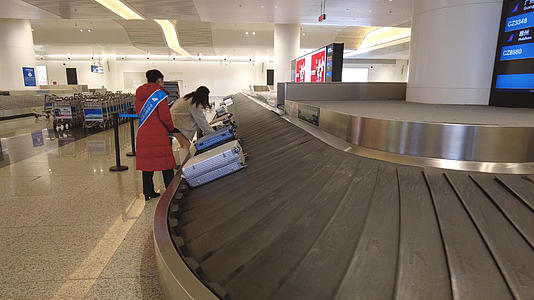 机场行李传送带等待行李的旅客4k素材视频的预览图