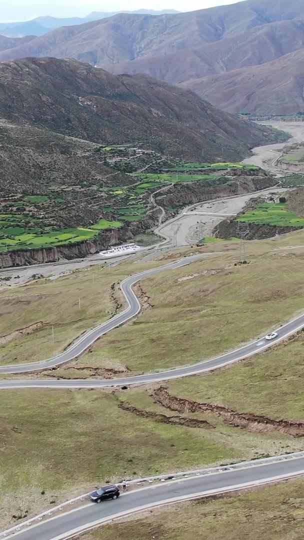 西藏盘山公路曲折蜿蜒的航拍视频的预览图