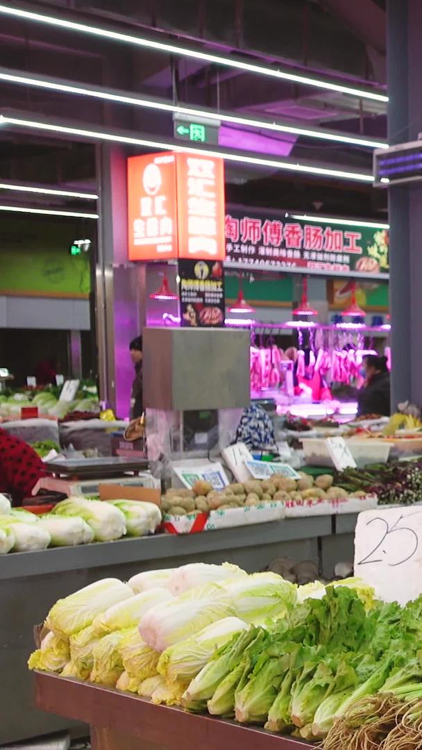 城市菜市场零售店琳琅满目的商品素材视频的预览图