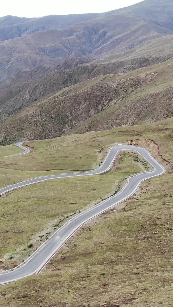 西藏盘山公路曲折蜿蜒的航拍视频的预览图