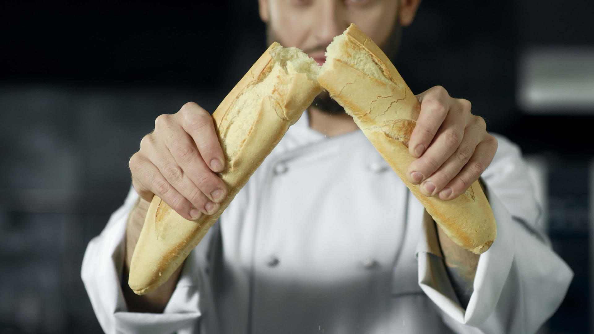 厨师用慢动作打破法国面包视频的预览图