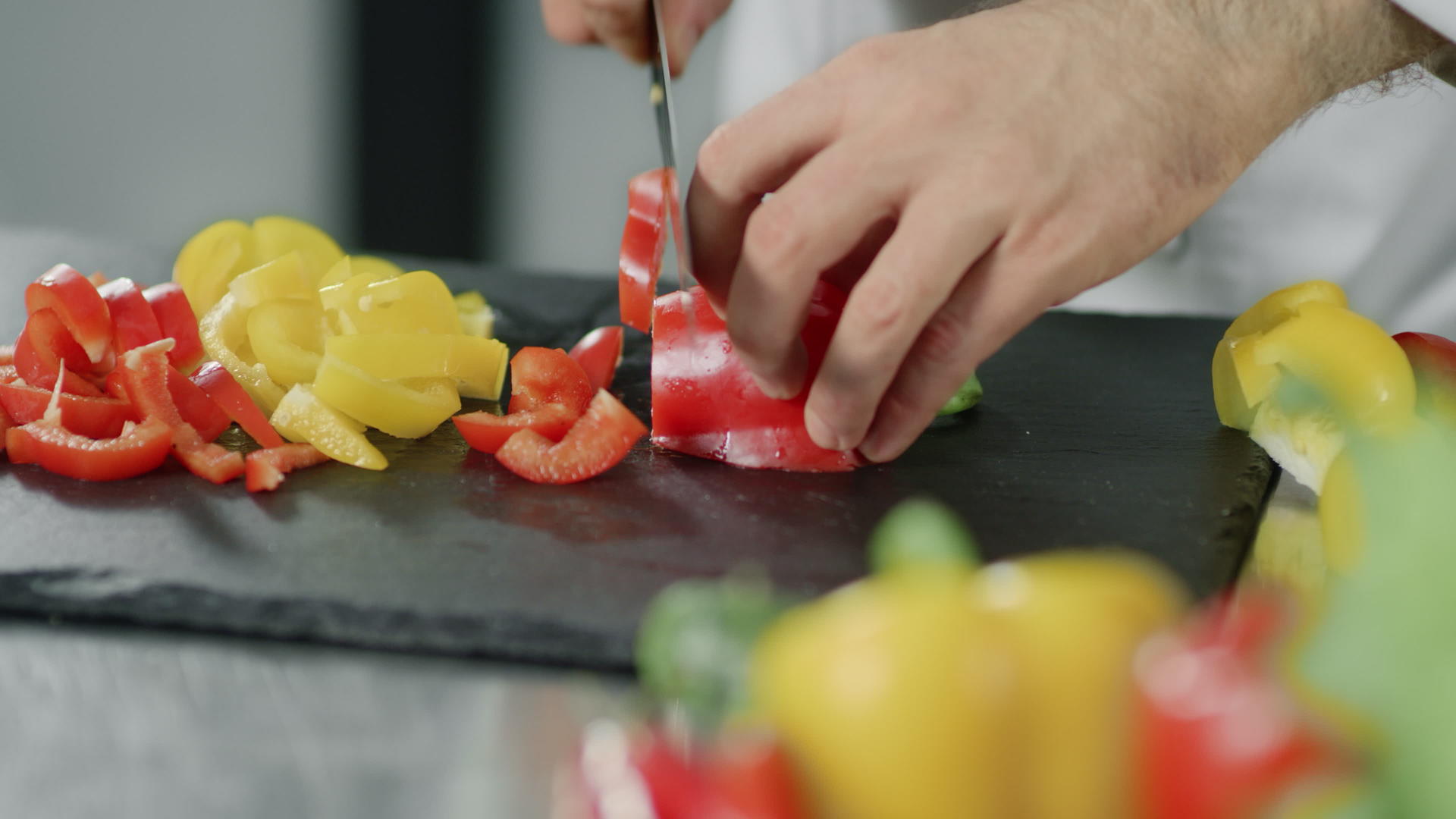厨房餐厅厨师烹饪健康食品视频的预览图