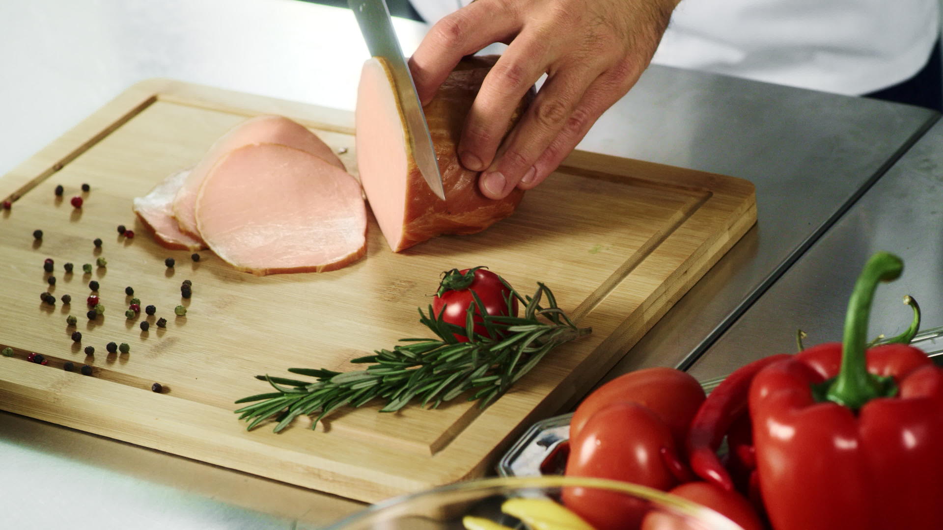 厨师用刀切肉视频的预览图