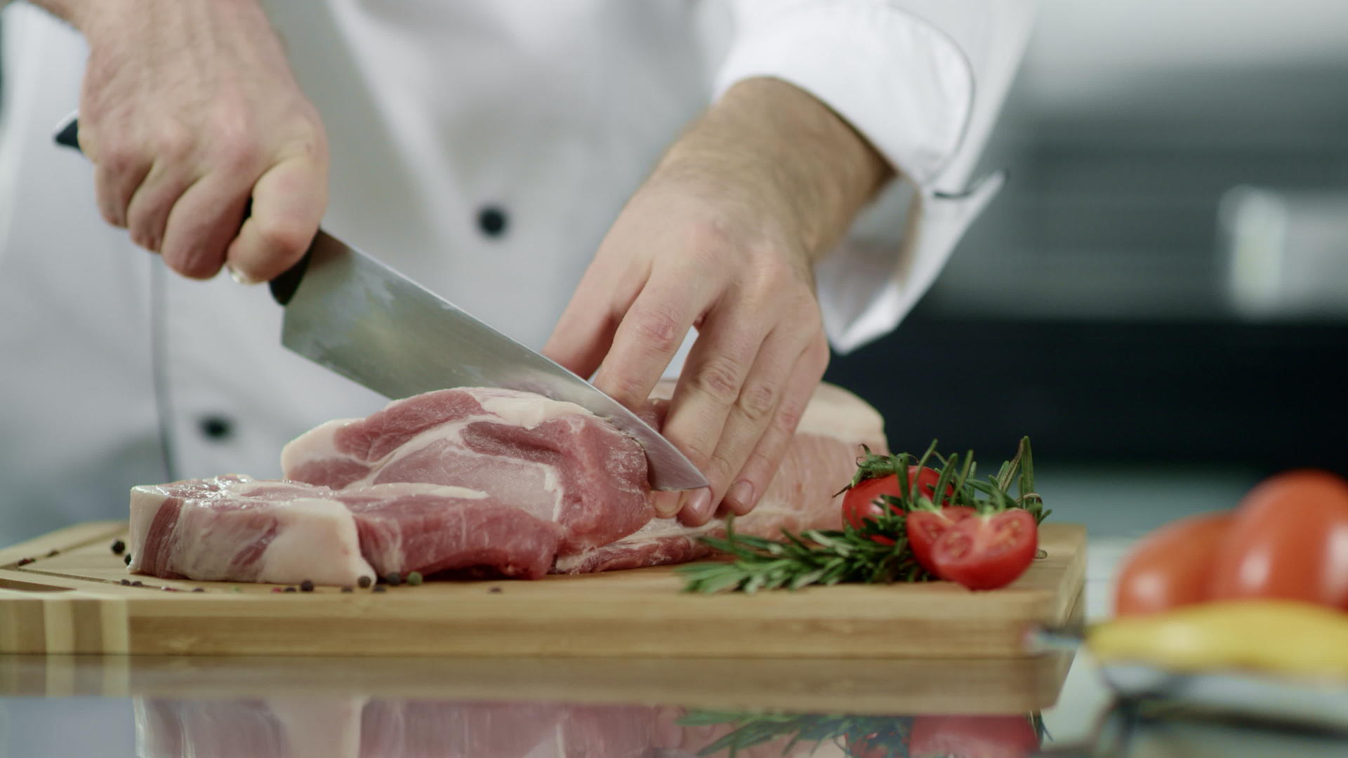 厨师在房里切肉视频的预览图