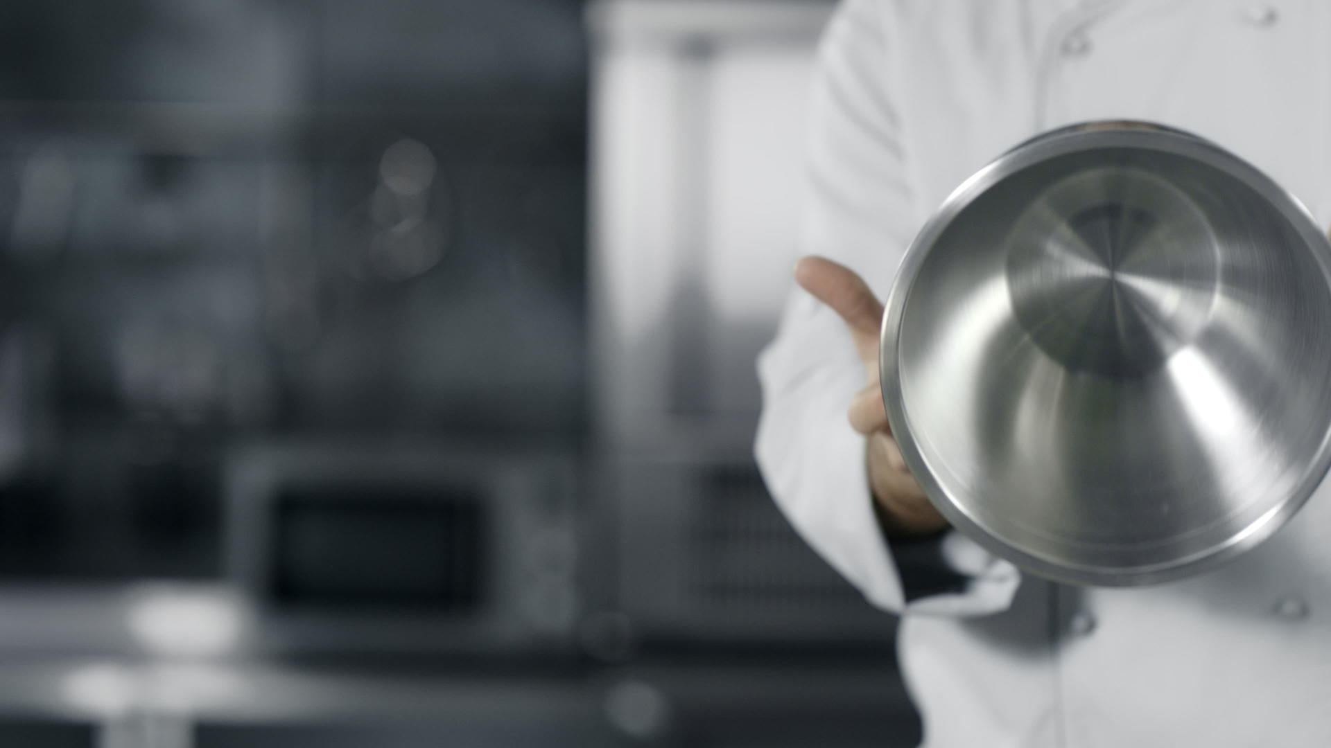 厨师用慢动作钢碗玩得开心视频的预览图