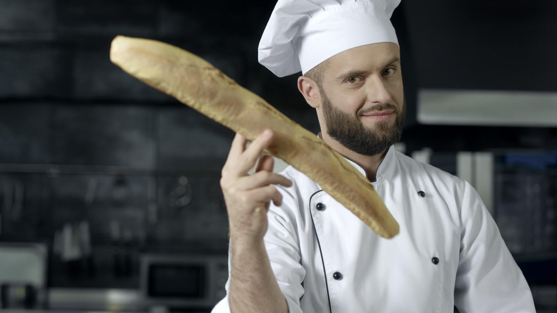 厨师和法国面包在房间里取乐视频的预览图